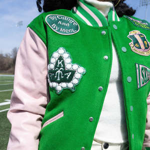 Chaqueta Varsity Verde AKA 1908 con Mangas de Cuero y Crema de Lana, Parche con Cuentas, Bordado Chenille, Chaquetas Varsity con Logotipo Personalizado - Product Image 2