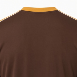Camiseta Premium Iota Phi Theta Marrón Dorado para Hombre, Camiseta con Letras Griegas Bordadas, Manga Corta, Ribete en Contraste, Camiseta Casual Marrón - Product Image 5