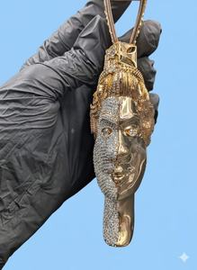 Colgante Reina Isabel con Moissanita VVS, estilo Iced Out, Hip Hop, de Plata 925 Bañada en Oro, que pasa la prueba del detector. - Product Image 3