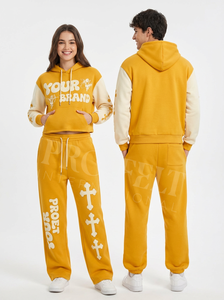 Ensemble de survêtement streetwear personnalisé deux pièces : sweat à capuche et pantalon de jogging avec imprimé croix audacieux et design graphique élégant - Product Image 4
