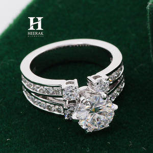 Bague de fiançailles solitaire en or blanc massif avec diamant rond, double anneau et tige architecturale fendue pour femme - Product Image 6