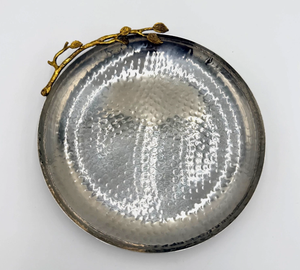 Plateau décoratif en acier inoxydable martelé avec poignées botaniques dorées, plat de service rond en métal martelé avec motif feuille et branche - Product Image 4