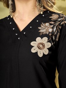1. Conjunto de dos piezas de rayón pesado bordado de primera calidad para mujer con pantalones rectos |   Ropa Étnica Informal |   Exportación al por Mayor - Product Image 6