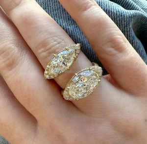 Anillo de Moissanita Incolora con Corte Ovalado Horizontal de 10x7 mm, Anillo Vintage con Cesta Pavé Puntiaguda, Anillo con Corte Marquesa de Este a Oeste - Product Image 4