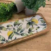 Op maat gemaakte geëmailleerde mango-serviesbladen met decoratief modern fruit houten dienbladset, Perzisch tapijt patroon