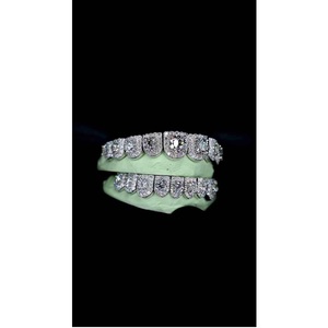 Grillz dentaire de qualité supérieure avec diamants pour hommes et femmes, style Iced Out, bijou buccal, accessoire de mode pour les soirées Hip Hop - Product Image 1