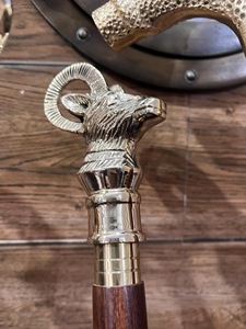 Bâtons de marche rustiques modernes en bois naturel écologique avec poignée en laiton poli, idéaux pour les cadeaux - Product Image 3