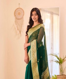 Sari de Seda Verde Esmeralda con Borde Dorado, Traje Tradicional Indio para Bodas, Largo hasta el Suelo, Corte Regular, Estilo Banarasi para Mujer - Product Image 2