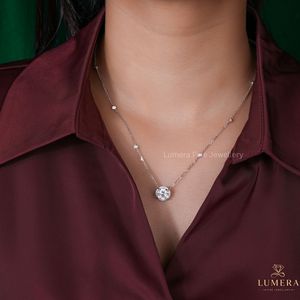 Collier pendentif halo de luxe avec diamant rond et chaîne à maillons ornée de diamants certifiés IGI, bijoux en diamant de laboratoire pour votre femme - Product Image 2
