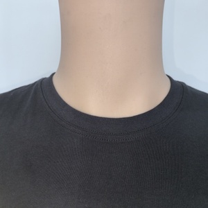 Camiseta de Fábrica de Algodón 100% de Alto Gramaje, Corte Holgado Formal, con Diseño de Letras Bordadas y Serigrafiadas, y Tejido de Worsted - Product Image 2