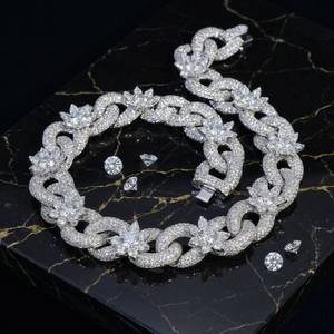 Collier Hip Hop bicolore en moissanite et diamant, chaîne cubaine à maillons floraux sertie de pierres, pour hommes, disponible à la vente - Product Image 2