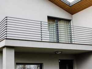 Balustrade de balcon traditionnelle en fer à fixation murale, avec un design résistant à la rouille, un montage facile et une intégration de panneaux en verre. - Product Image 6