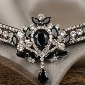 Diadema de Cuero Premium de Lujo para Caballo con Broche de Cristal de 5 Hileras Hecho a Mano y Agarre de Goma para Doma Clásica - Product Image 1