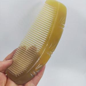 Peigne à cheveux en corne de vache écologique, fait main, forme naturelle, bords lisses, démêlant, pour des cheveux sains, cadeau d'affaires et décoration intérieure - Product Image 4