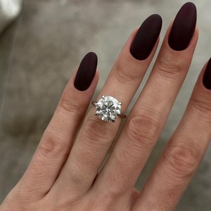 Bague de fiançailles solitaire de luxe en diamant de laboratoire 5 carats E VVS2 certifié IGI, or blanc 14k/18k, sertissage classique à quatre griffes - Product Image 1