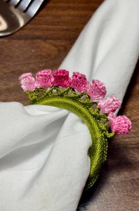 Anillo de Servilleta Floral de Ganchillo: Decoración de Mesa Hecha a Mano con Diseño de Tulipán para Primavera y Regalo de Inauguración de Casa - Product Image 2