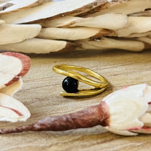 Bague en Onyx au Design Tendance, Anneaux Minimalistes en Laiton pour Femmes, Plaqué Or 18 carats, Bande Ondulée Délicate, Bijoux Géométriques Personnalisés, Vente en Gros/OEM/ODM - Product Image 1