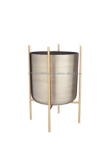 Jardinières décoratives pour table Mini pot de fleurs en métal facile à déplacer Bureau ou table Autre jardinière de style américain en vente - Product Image 6