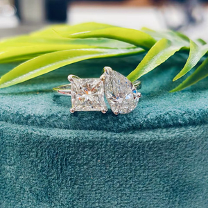 Anillo Toi et Moi de Corte Ovalado y Princesa Real, Diseño Elegante de Doble Piedra, Simboliza la Perfección para Compromisos o Momentos Especiales - Product Image 1