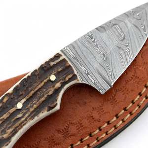 Couteau utilitaire d'extérieur à lame fixe en acier Damas fait main avec manche en bois de cerf - Product Image 6