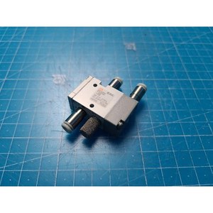 Válvula Solenoide Piloto de 5 Puertos SMC SYJA522-M5 Usada Como Parte del Equipo Legacy Semiconductor - Product Image 1