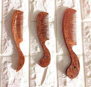 Tradebyd Peigne en bois écologique pour la nutrition des cheveux Peigne à barbe antistatique pour la coiffure quotidienne Hommes Femmes - Product Image 1