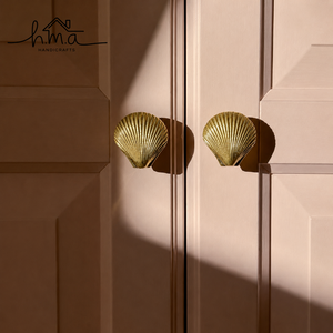 Tirador de Gabinete en Forma de Concha de Latón Antiguo con Acabado Dorado, Tirador Decorativo para Cajones de Estilo Costero, Herraje para Puertas de Muebles, Diseño de Acento - Product Image 1