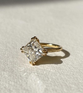 แหวนหมั้นทรงปรินเซสคัท เพชรเพาะเลี้ยงทรงปรินเซสคัท ทองคำแท้ 14k สีเหลืองทอง ดีไซน์กรงเล็บสามขา วงแหวนเชฟรอน - Product Image 3
