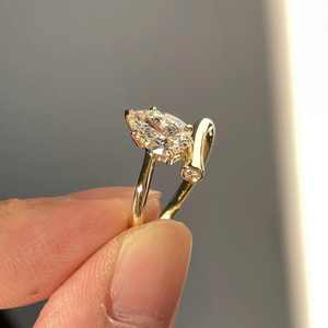 Anillo de banda abierta curvada con corte de pera alargado de 2.02 CT cultivado en laboratorio, diseño único para mujer, con oro macizo de 14K, para regalo de promesa nupcial. - Product Image 1