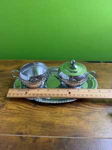 Ensemble sucrier et crémier vintage Irvinware en métal avec couvercle et plateau - Product Image 4