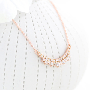 Collar de Diamantes Cultivados en Laboratorio con Barra Curva en Oro Rosa - Product Image 5