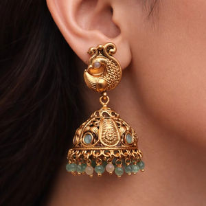 Pendientes Jhumka de Latón Indio con Baño de Oro Antiguo, Diseño Geométrico de Pavo Real, Cuentas Verdes y Blancas, Joyería Étnica Tradicional para Bodas - Product Image 1