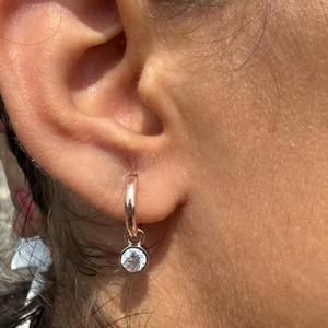 Boucles d'oreilles Huggie en or rose massif 14 carats avec diamant de laboratoire certifié IGI 1 carat, pendentif détachable, style minimaliste, cadeau de fête pour femme - Product Image 6