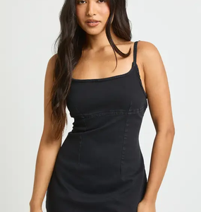 Vestido de mezclilla con dobladillo sin rematar para mujer al por mayor, ropa de moda de verano, prendas de mezclilla con bordado personalizado, logotipo personalizado, fábrica de prendas OEM ODM - Product Image 4