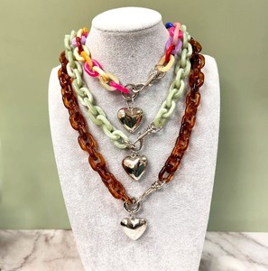 Collar de resina hecho a mano con forma personalizada y colgante único para chicas, de Universal Overseas en INDIA al precio más bajo. - Product Image 1