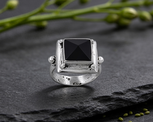 Anillo de Cóctel Art Palace de Plata 925 con Piedra de Ónix Negro en Forma de Pirámide, Estilo Vintage, Unisex, para Uso Diario - Product Image 1