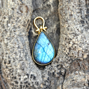 Pendentif en pierre naturelle labradorite bleue chatoyante en forme de goutte d'eau, en laiton massif plaqué or 18 carats, pour la création de bijoux DIY, pendentifs personnalisés en pierres précieuses - Product Image 2
