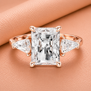 Bague solitaire en diamant de laboratoire taille radiant 4 carats, la plus vendue, sertie à griffes, en or massif 14 carats, plaqué rhodium de luxe, pour femme - Product Image 1