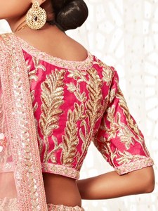 Ensemble Lehenga Choli de mariage rose poudré, robe courte à manches courtes en filet brodée de sequins et de Zari, coupe trapèze, avec dupatta en filet pour demoiselle d'honneur - Product Image 3