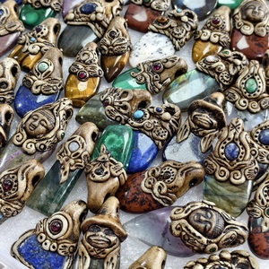 Pendentif en argile polymère avec pierres précieuses naturelles mélangées pour la fabrication de bijoux - 35x19x11mm 60x25x11mm Moyenne 75 carats - Product Image 2