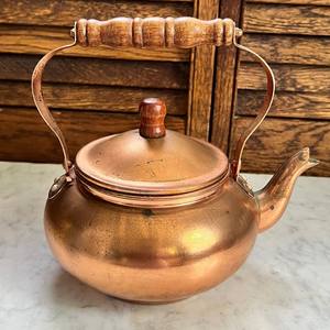 กาต้มน้ำทองแดงคลาสสิกพร้อมด้ามจับทองเหลืองและด้ามจับลายดอกไม้ไม้ สำหรับห้องครัวที่มีสไตล์และการเสิร์ฟชา - Product Image 1