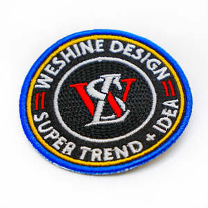 Badges brodés personnalisés avec logo, patchs brodés avec support thermocollant - Product Image 1