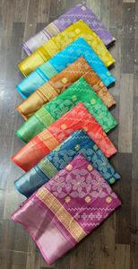 Artículos en stock: Tela ligera de dola con estampado floral, material tejido de secado rápido para ropa de mujer, vestidos, saris y ropa tradicional. - Product Image 3