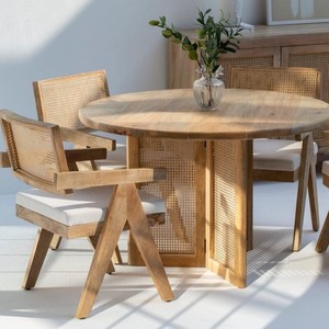 Table à manger ronde en bois Vandana Aureo Radiant Harmony avec design de pieds croisés en rotin - Product Image 1