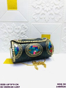 Bolso de Mano de Metal con Mosaico Hecho a Mano por Craftstages International, con Correa de Cadena |   Bolso Bandolera de Diseño Étnico para Mujer con Solapa - Product Image 4