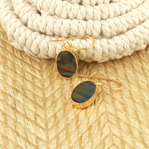 Pendientes colgantes minimalistas de labradorita auténtica con forma ovalada, estilo gancho, chapados en oro de 18k, hipoalergénicos, para mujer. - Product Image 4