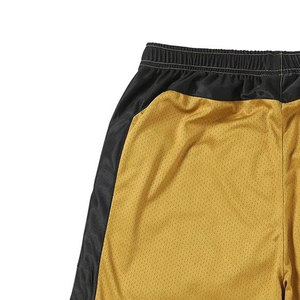 Shorts de basketball pour hommes en maille dorée avec bande latérale blanche, taille à cordon de serrage, séchage rapide, vêtements de sport décontractés, logo placé sur la jambe droite - Product Image 6
