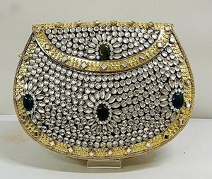Pochette ovale Kundan en laiton de taille moyenne, dorée, faite à la main, pour mariage indien traditionnel - Product Image 4