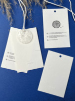 Étiquettes suspendues personnalisées de luxe en papier coton avec bouton coquille et cordon en coton, imprimées en relief pour l'image de marque de vêtements