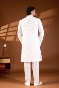 Elegancia Monocromática, Sherwani Color Marfil con Toque Divino, Borde Floral Festoneado, Rejilla de Diamantes, Abrigo con Cuentas 3D - Product Image 1